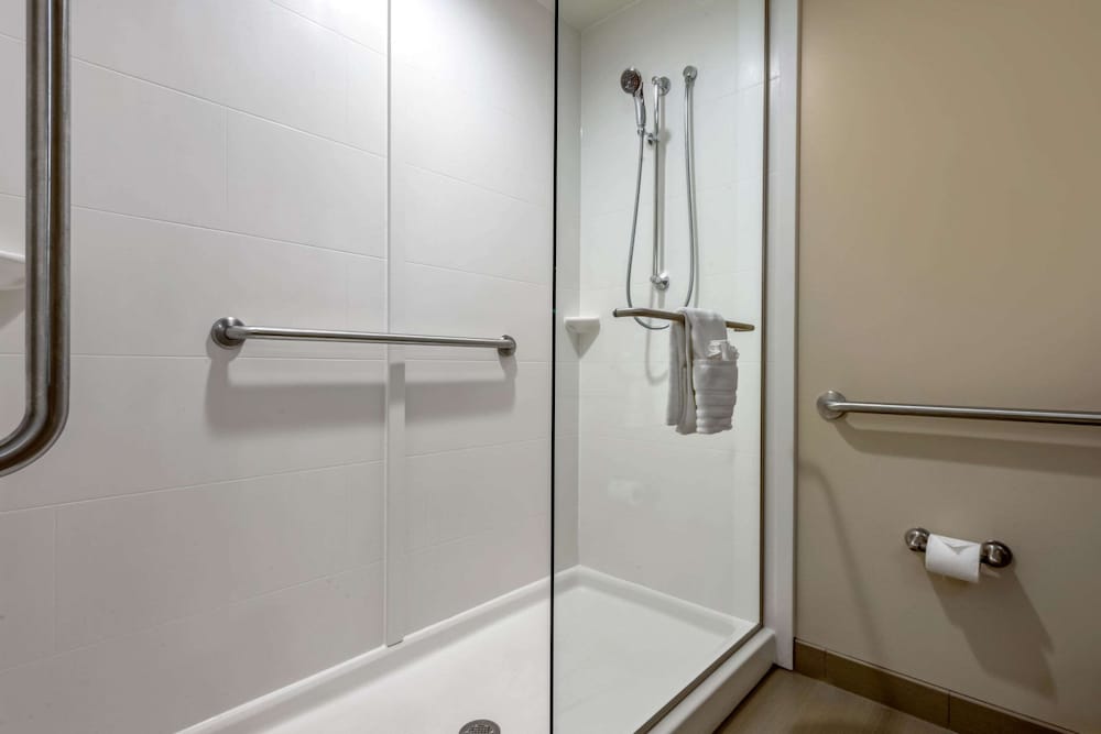 Comfort Suites Hotel and Conference Center, Berlin OH 8/36