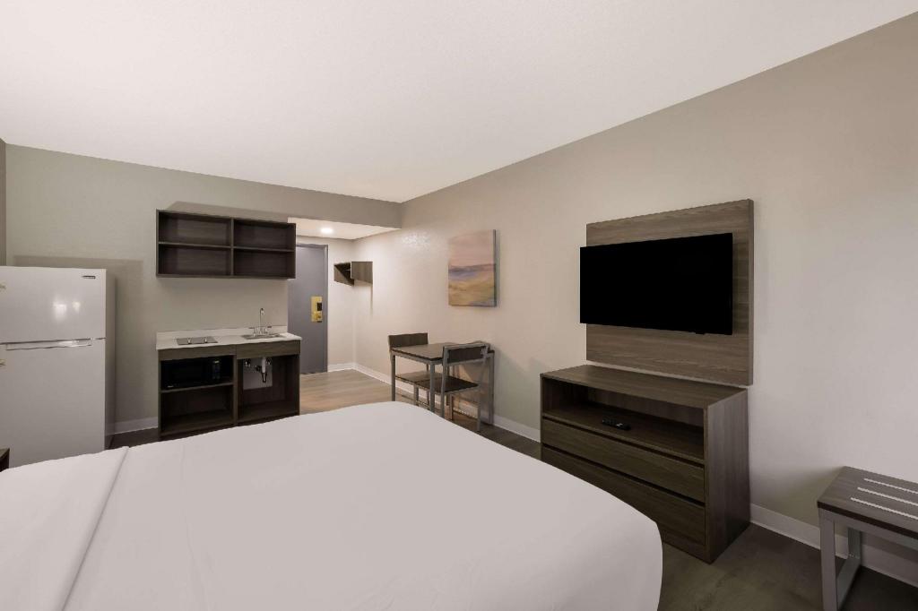 ROOM, QUEEN BED