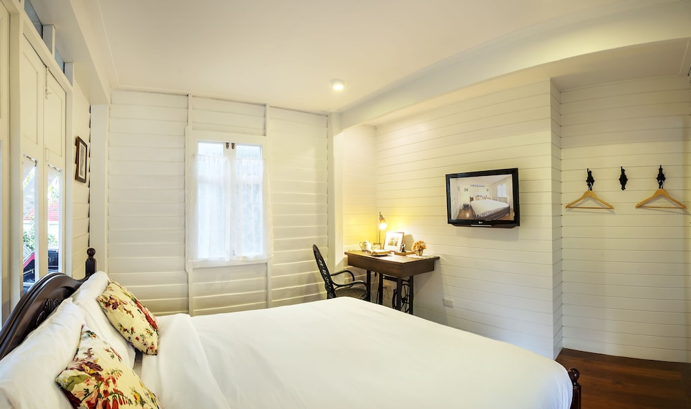 COZY, SHARED BATHROOM