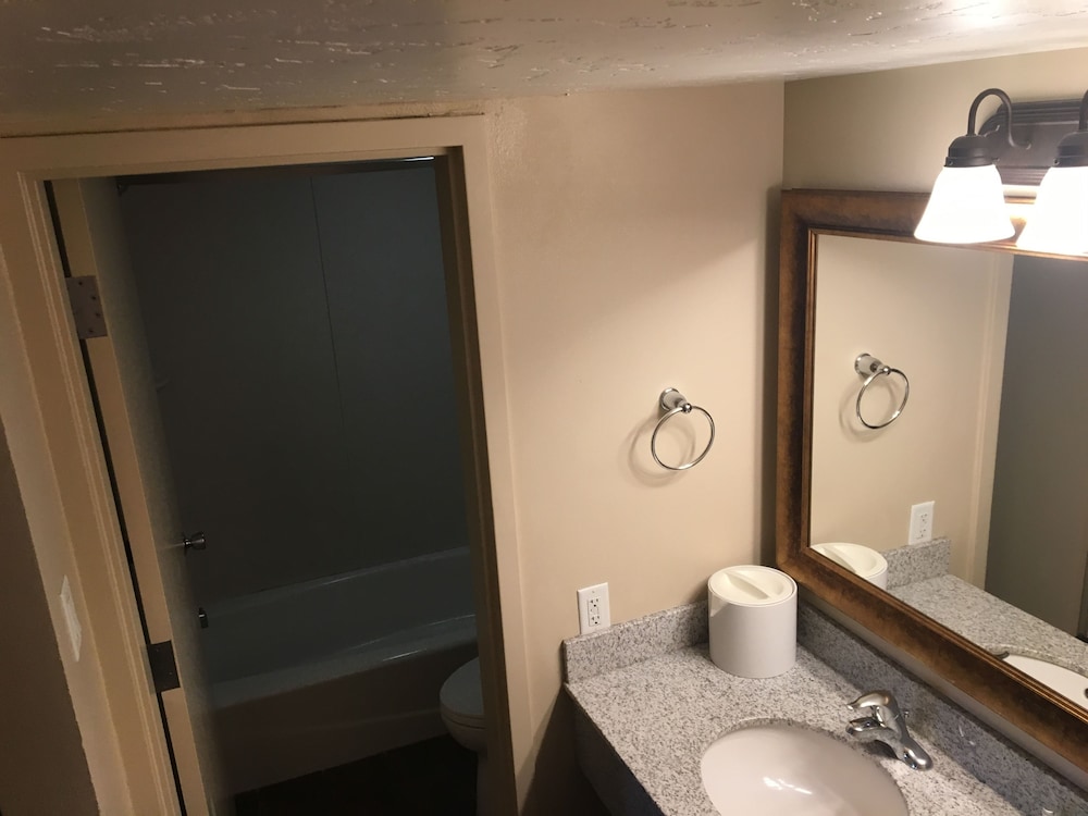 Town & Country Inn 48/50