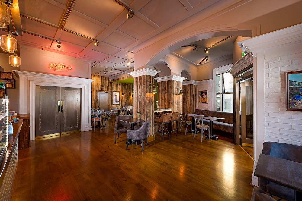 Queens Hotel And Nightclub 11/22