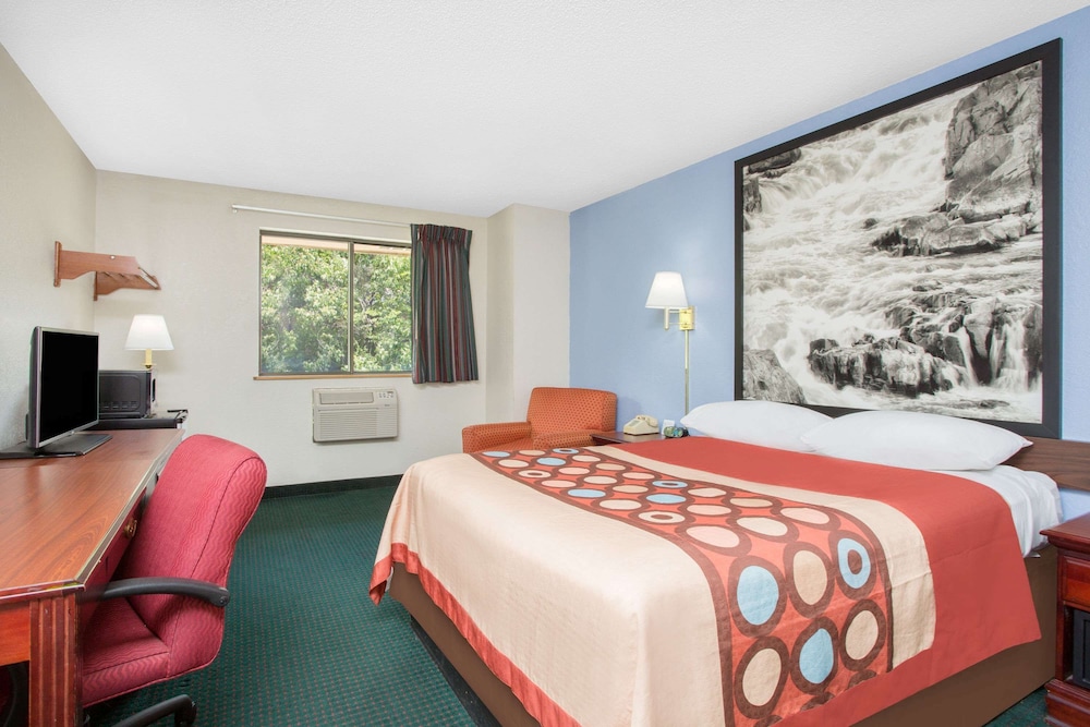 Super 8 by Wyndham Warner Robins 7/20