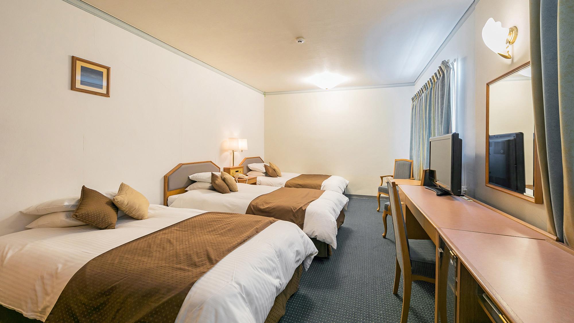 STANDARD, TRIPLE, TWIN BEDS, WEST WING