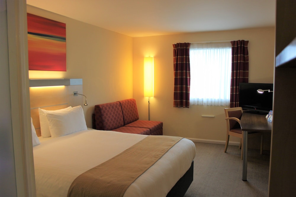 Holiday Inn Express Cardiff Airport 10/27