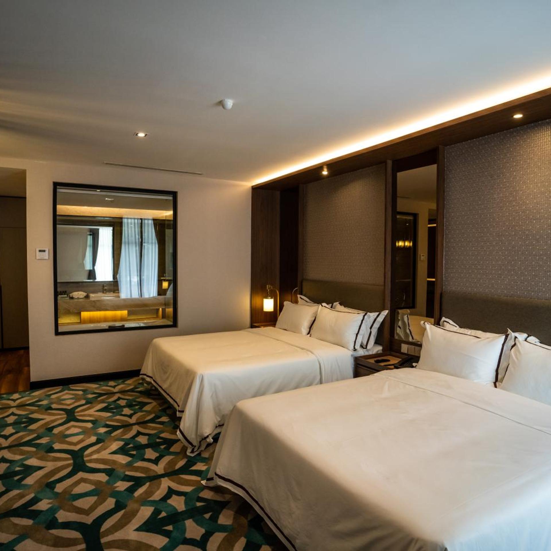 CHRISTEE SUITES 11/37