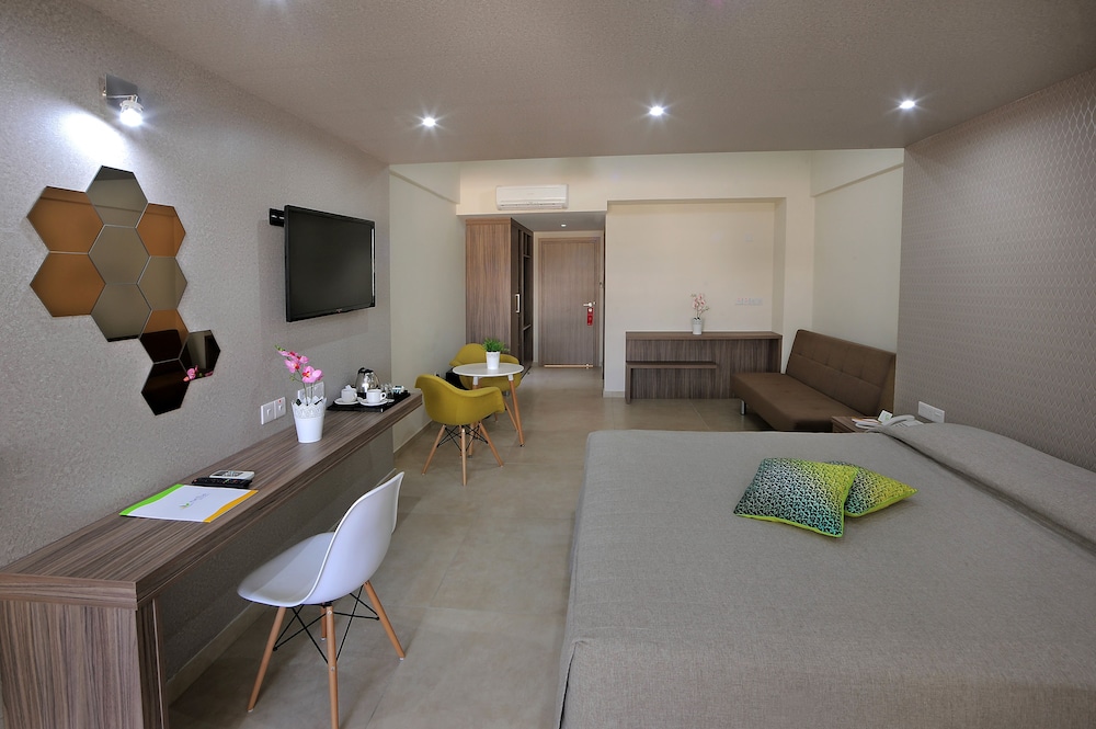 Nelia Gardens 25/48