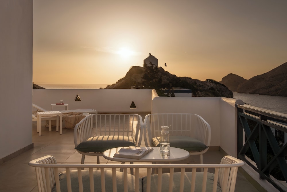 Dolphin Bay Seaside Resort & Suites in SYROS