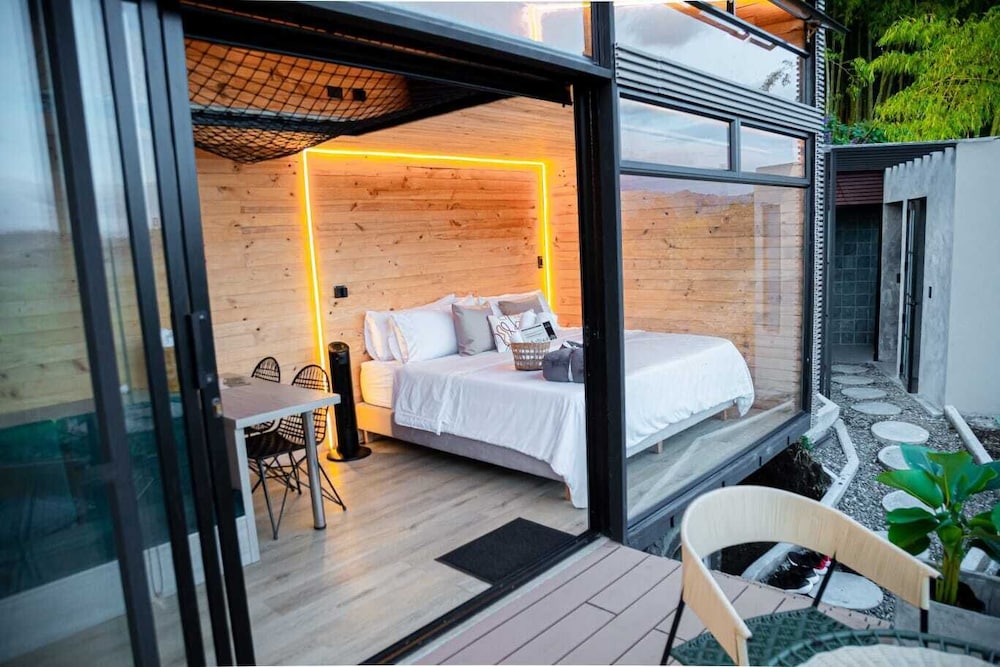 Comfort, Mountain, Queen Bed, Mountain View