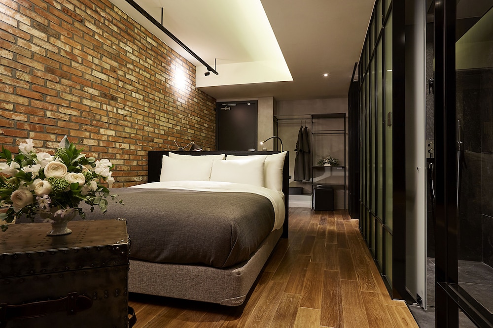 9 BRICK HOTEL 14/71