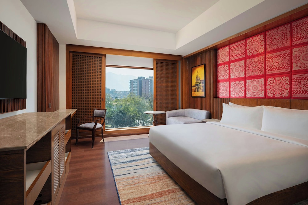 Club, King Bed
