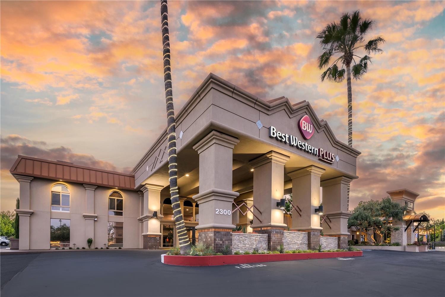 Best Western Plus Hilltop Inn 2/52