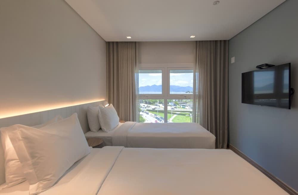 LUXURY, TWIN BEDS