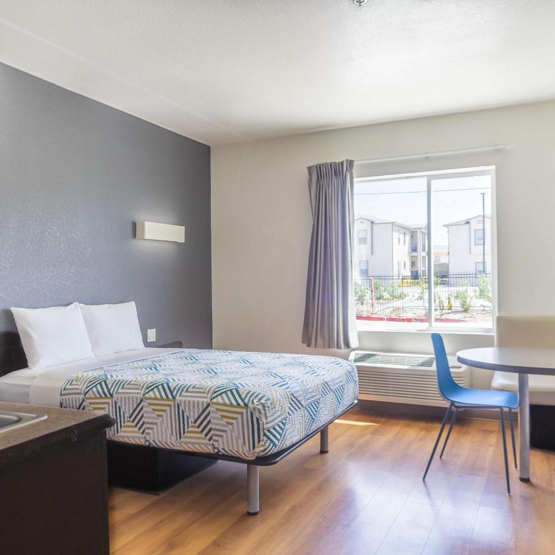 ROOM, QUEEN BED, ACCESSIBLE