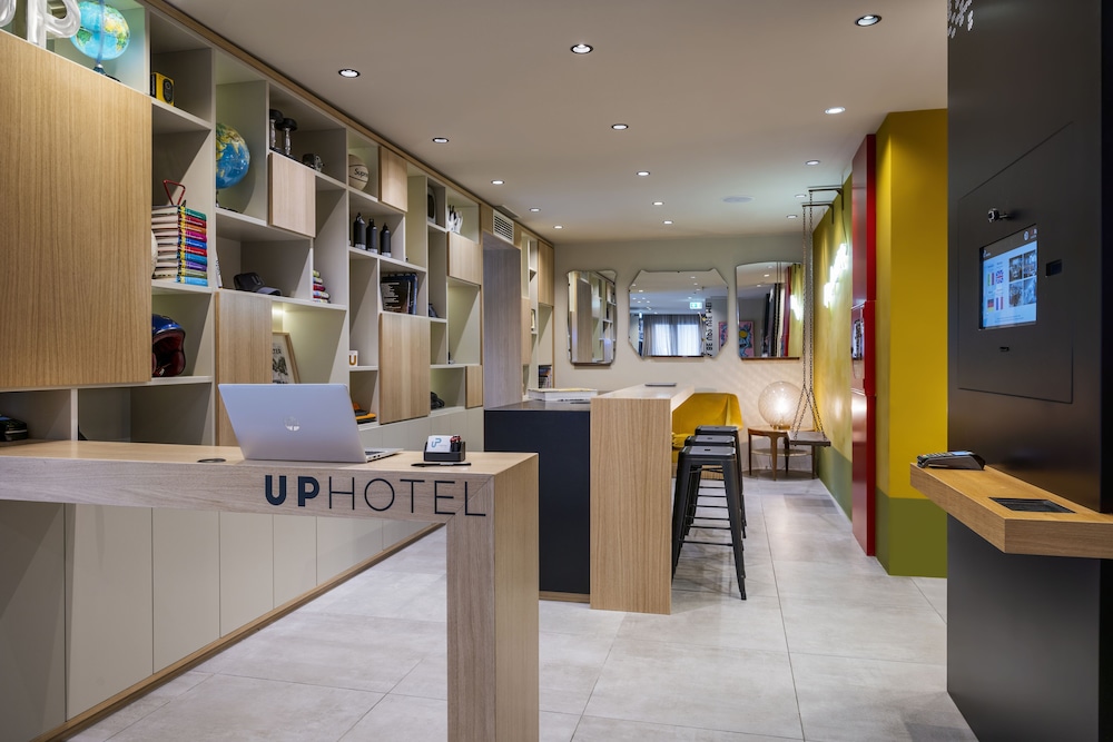 Up Hotel 49/67
