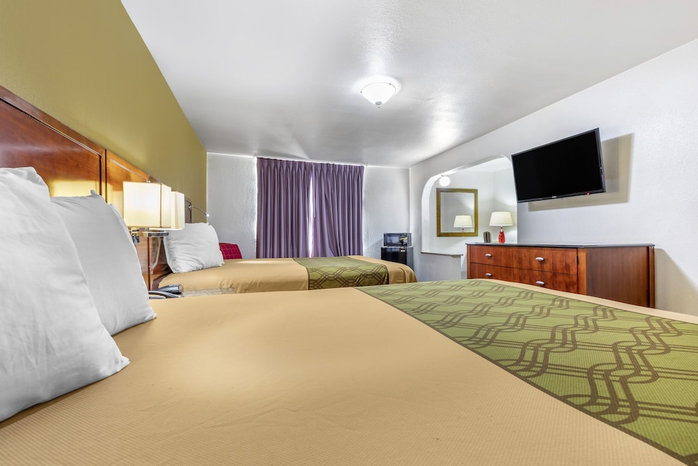 Rose City Inn And Suites 15/27