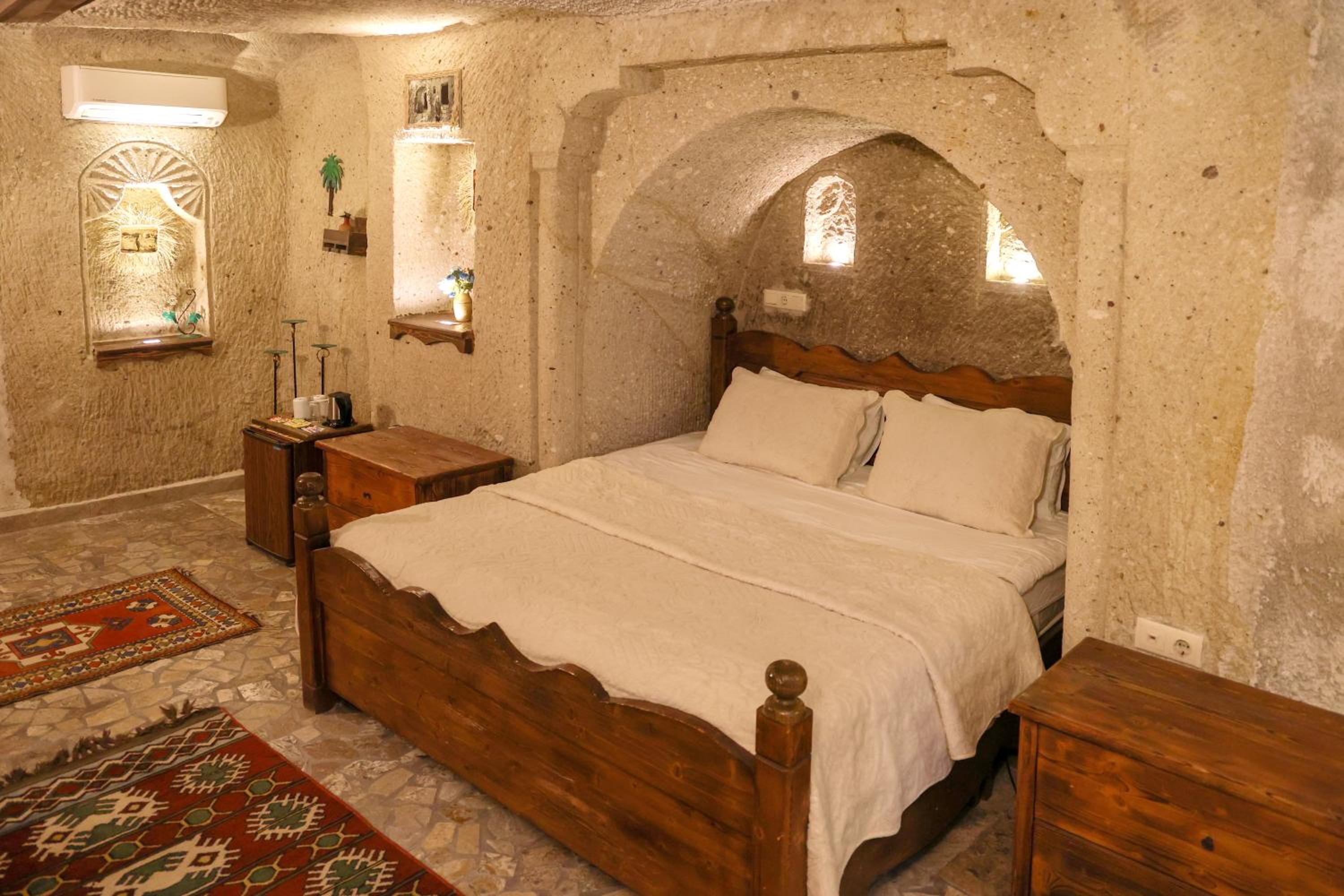 Cave, Deluxe