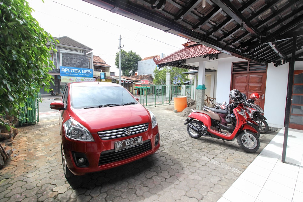 Reddoorz Plus Near Alun Alun Selatan 26/42