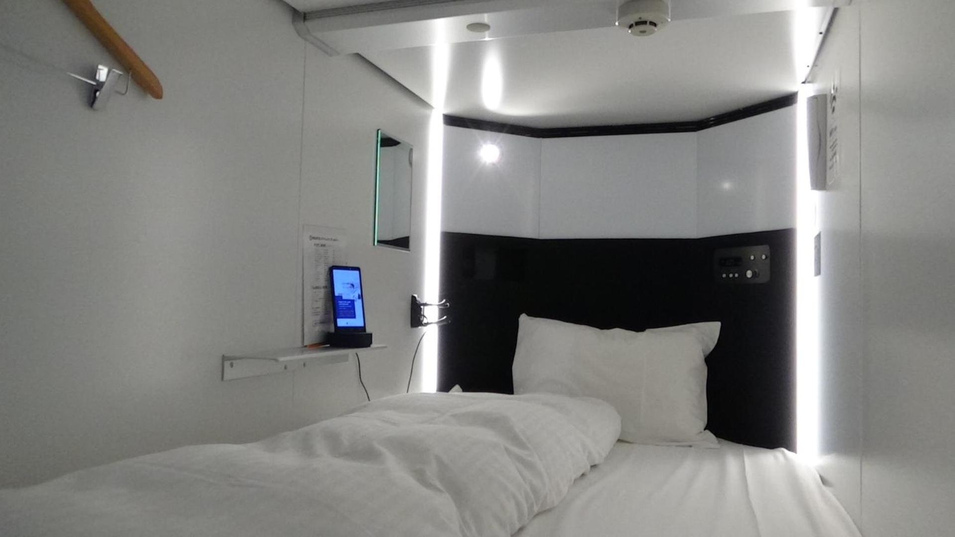 Capsule, Female Only, Single Bed