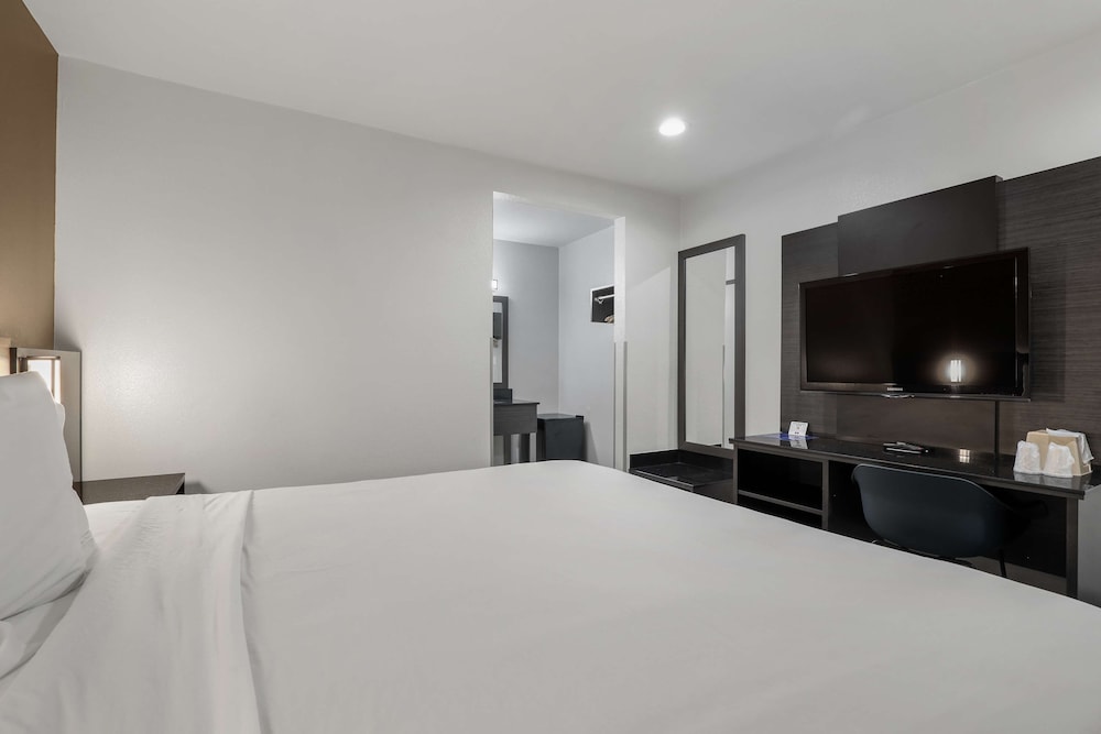 Studio6 Suites Escondido, CA 7/25