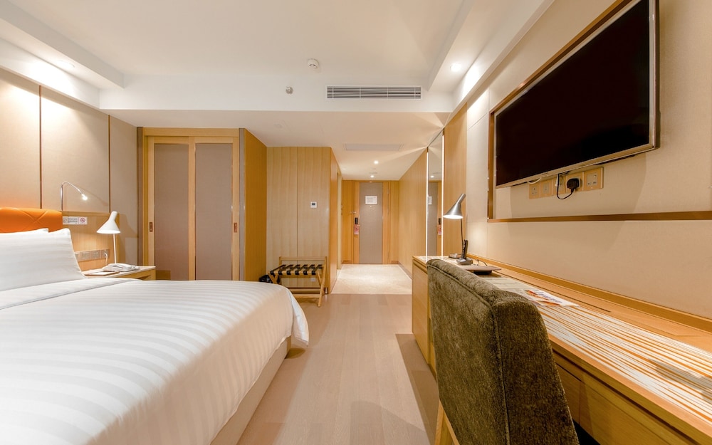 Royal Dragon Hotel 5/30