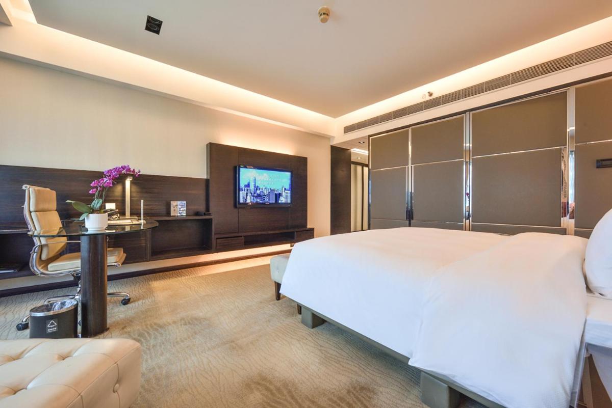 Deluxe, King Bed, West Wing