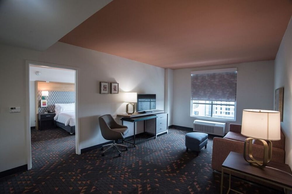 HOLIDAY INN LEXINGTON - HAMBURG 28/39