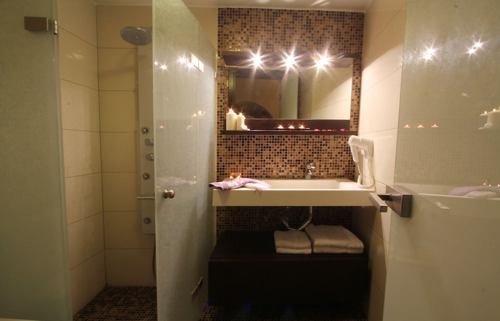 MEDIEVAL CASTLE SUITES TRADITIONAL 49/50
