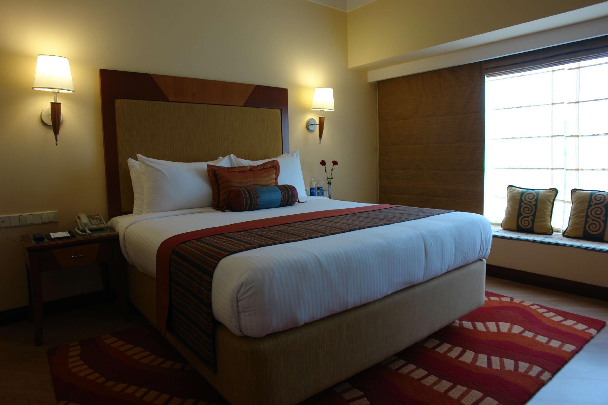 Premier, King Bed, Pool Side