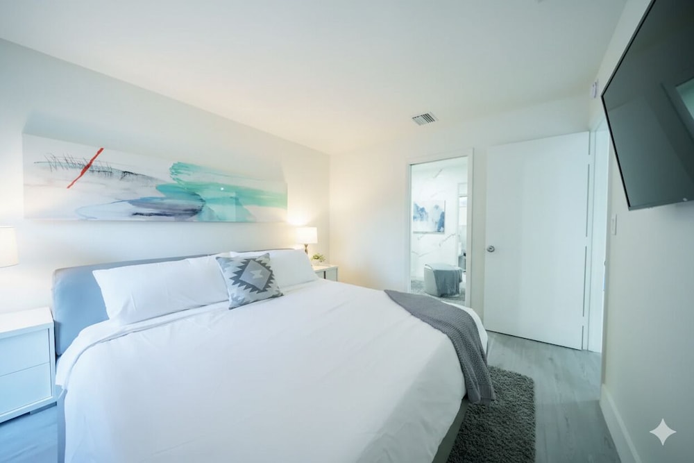 1 Bedroom, Designer, Apartment, King Bed, River View, Sofa