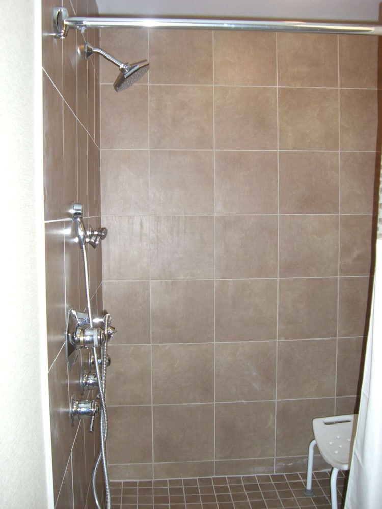 Hampton Inn Suites Pueblo North 24/42