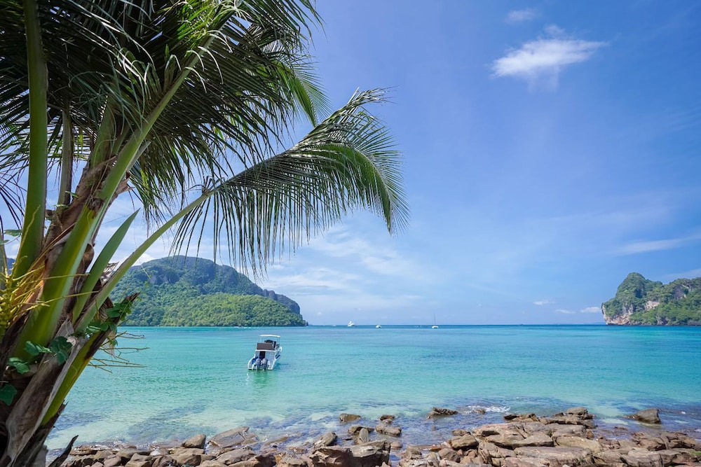 Phi Phi Cozy Seafront Resort 57/67