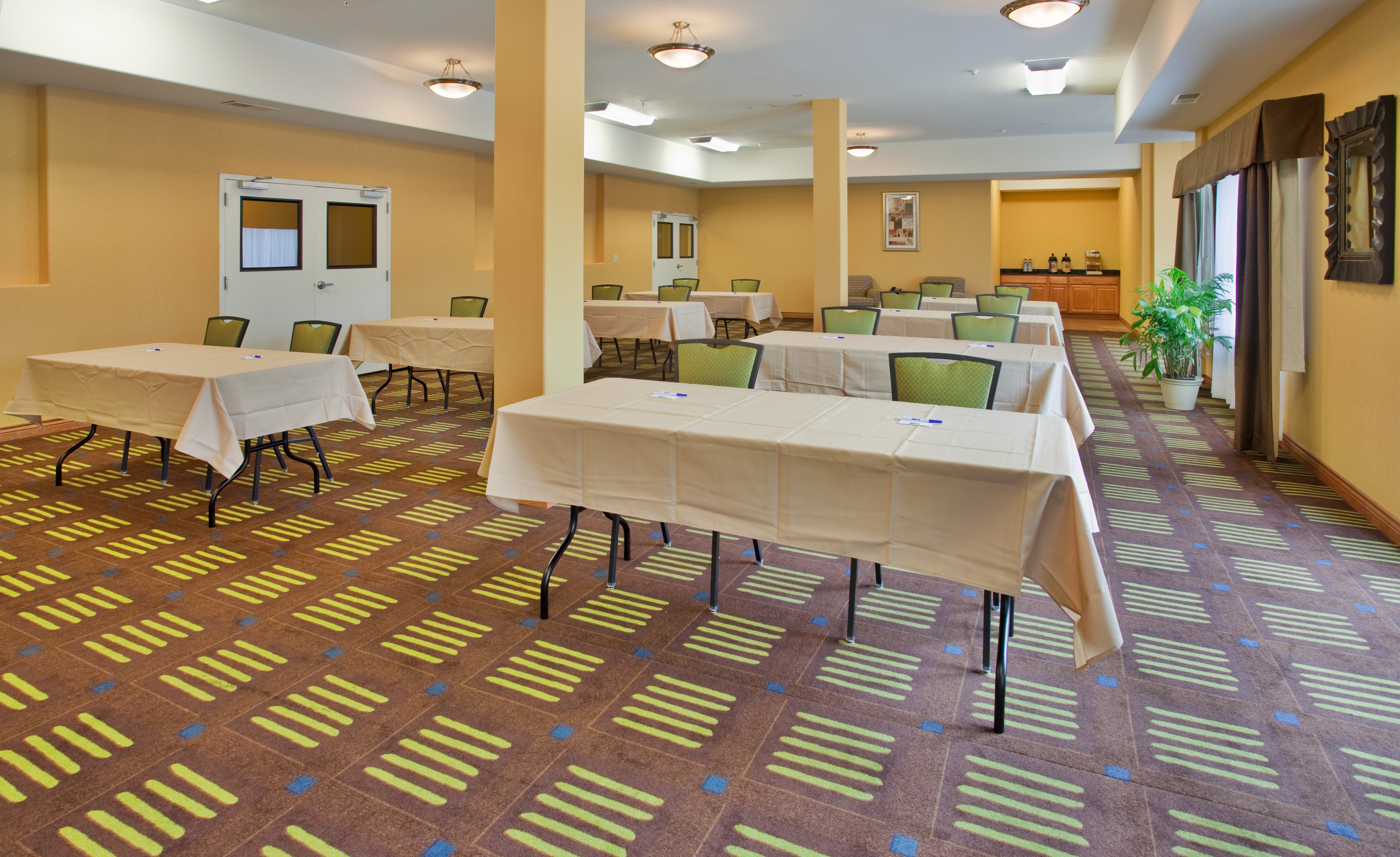 Holiday Inn Express Hotel Amp Stes Kansas City Sports Complex 11/55
