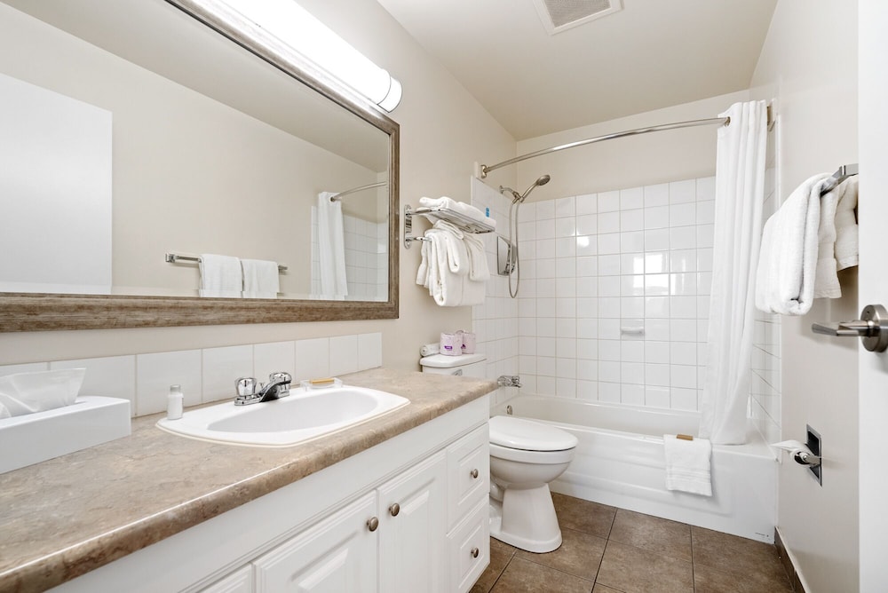 غرفة بسرير كينج وسرير كوين، Guest House Inn And Suites 2/2