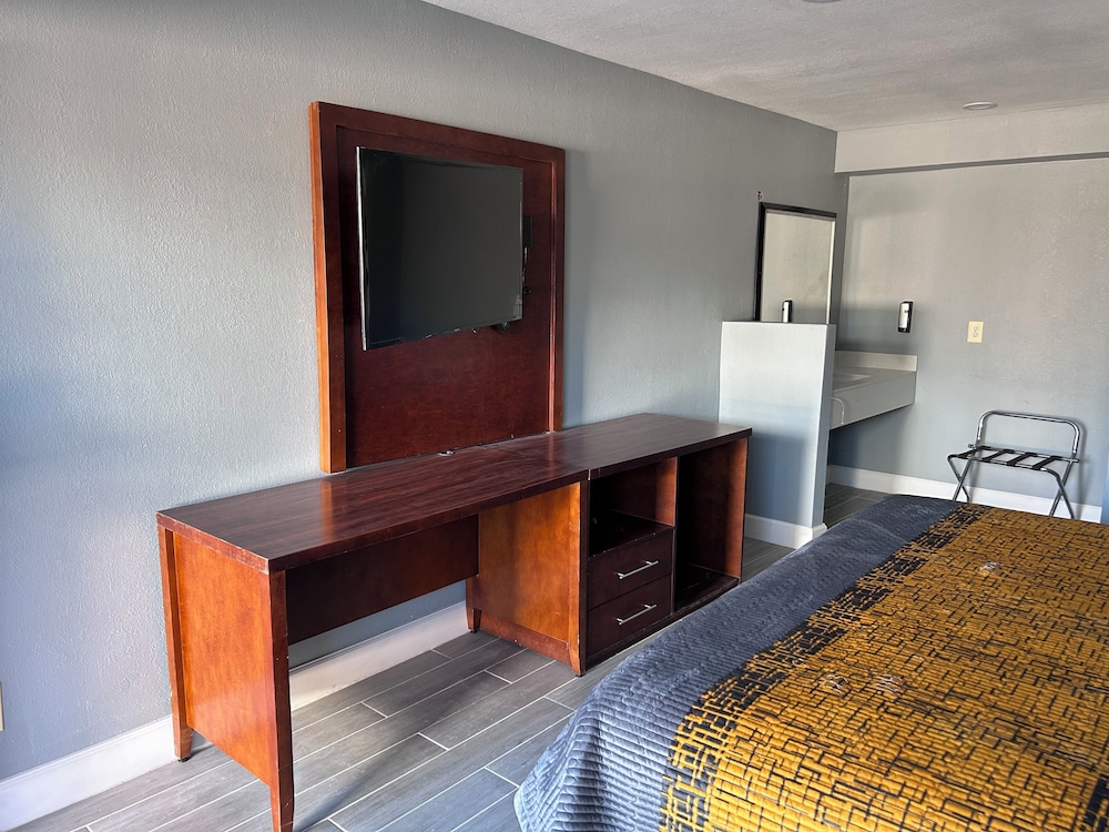 Airport Motor Inn 27/31