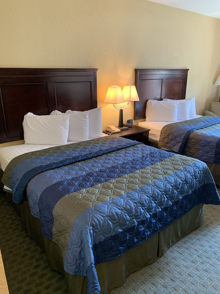 غرفة بسريرين كوين مع أريكة لذوي الإعاقة، Ambassador Inn and Suites Tuscaloosa 2/6