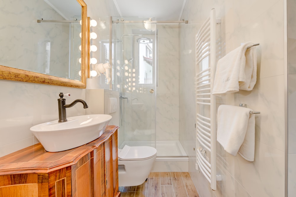 Le Monde Luxury Accommodation 57/63