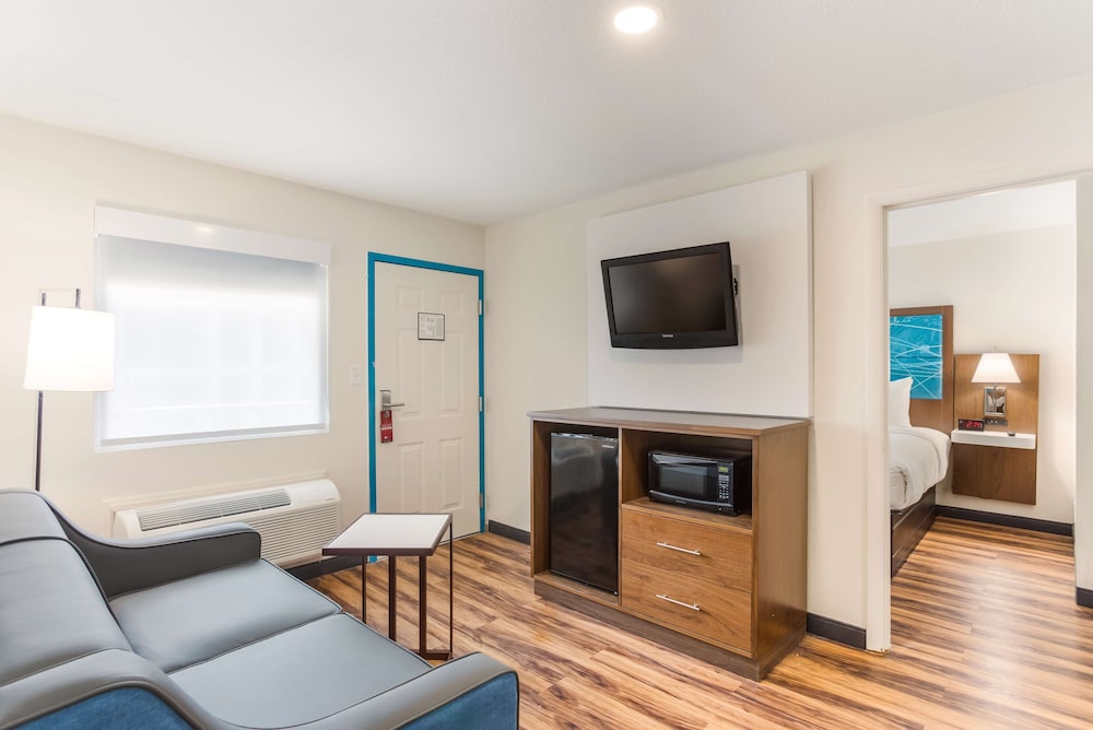 Red Lion Inn & Suites Nashville Airport 12/18