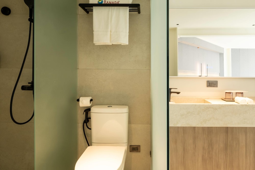 غرفة بريميير بسريرين كوين بإطلالة على البحر، Ramada Encore by Wyndham Boracay White Beach 4/5