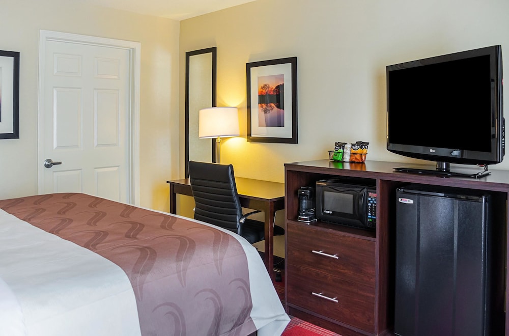 Standard, King Bed, Smoking, Quality Inn Vicksburg 4/10