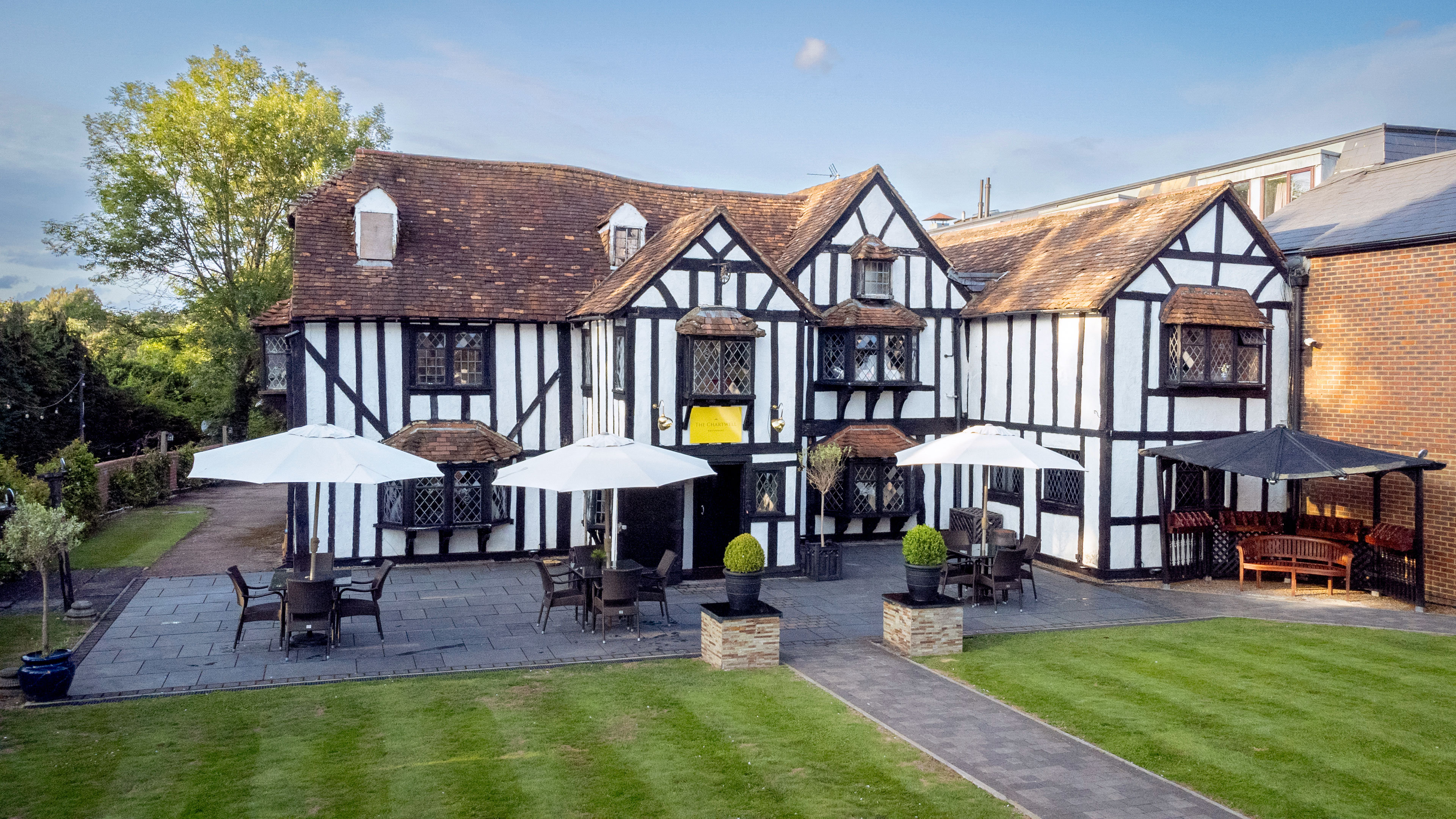 DONNINGTON MANOR HOTEL 28/31