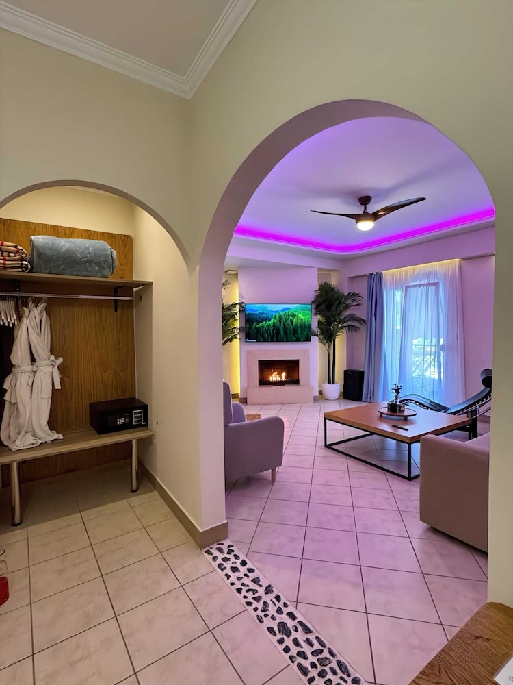 Panorama Suites And Spa 11/85
