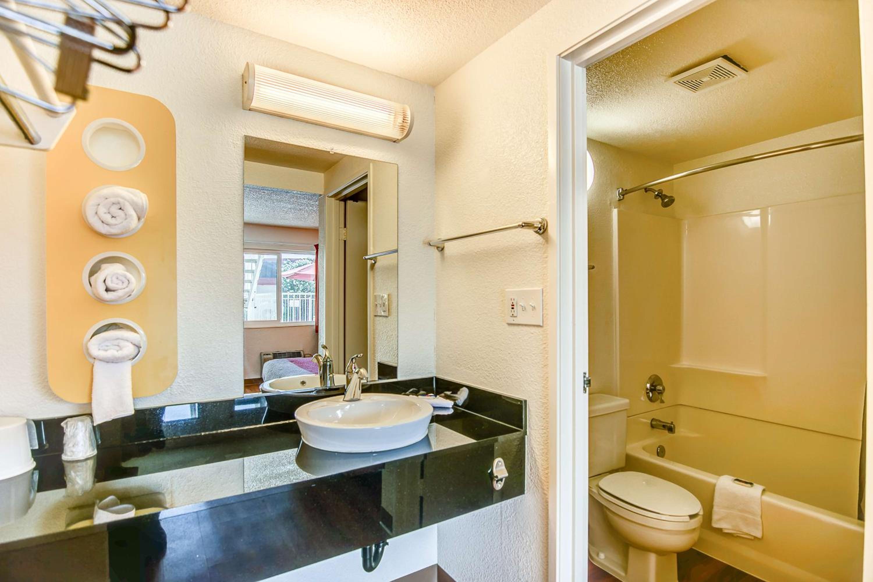 غرفة بسرير كوين، Motel6 Stockton, CA - Charter Way West 8/8