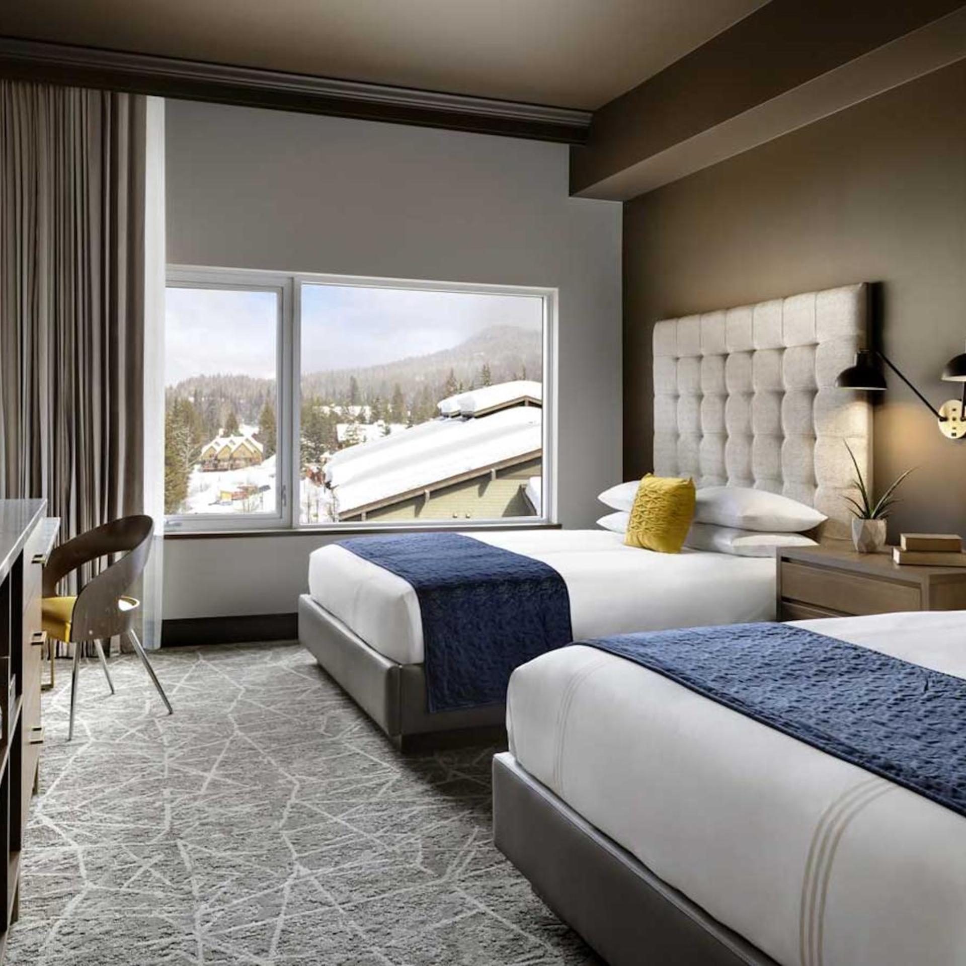 Deluxe, King Bed, 2 Queen Beds, Inland View