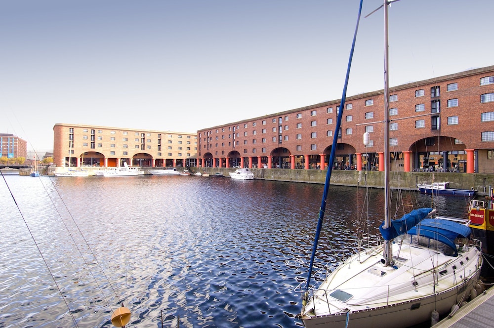Premier Inn Liverpool City Centre (Albert Dock) 24/27