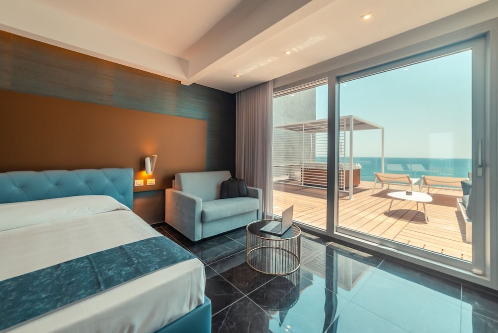Nautilus Hotel 2/50
