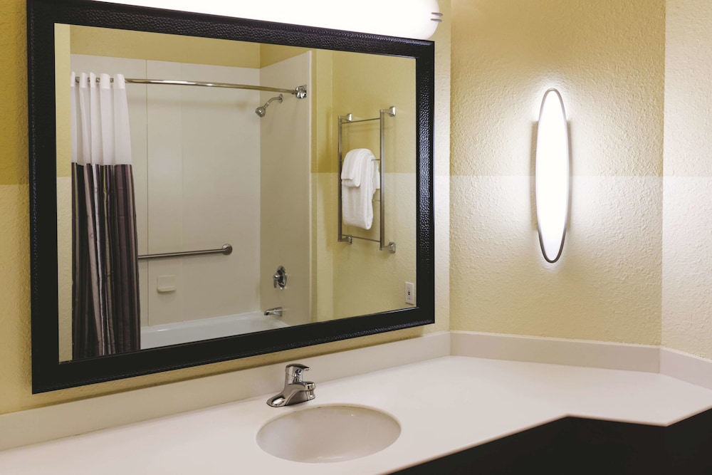 La Quinta Inn & Suites by Wyndham Atlanta Ballpark/Galleria 25/64