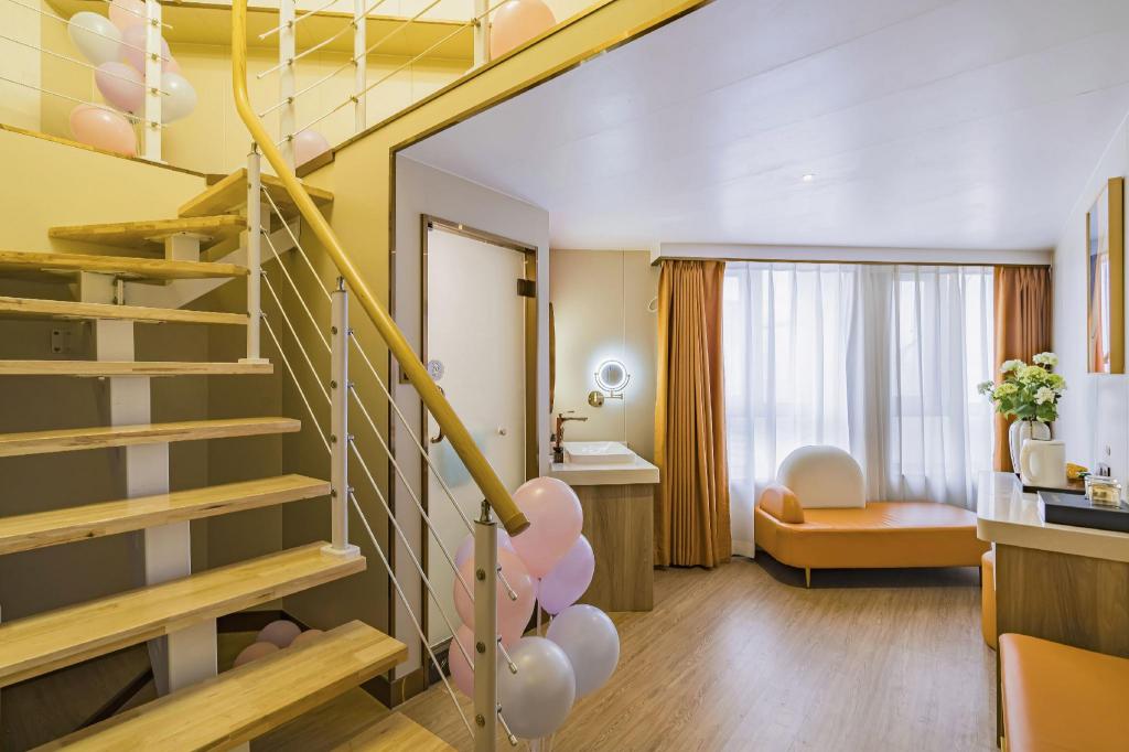 Dequan Luxury Hotel (Chaoyang High speed Railway Station Shilibao Subway Station Branch) 24/50