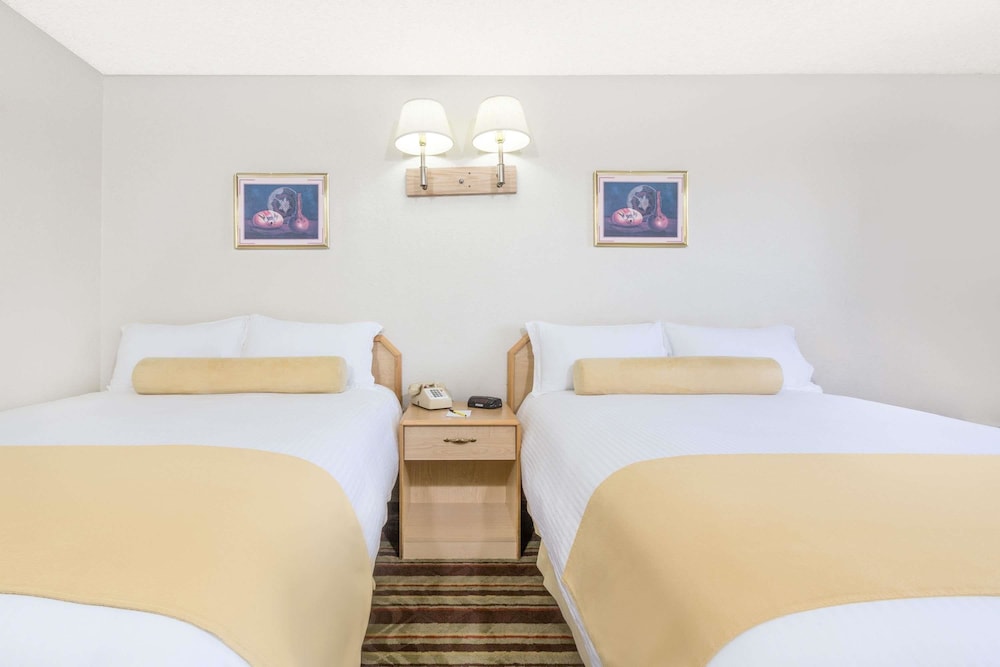 Super 8 by Wyndham Lake Havasu City 8/15