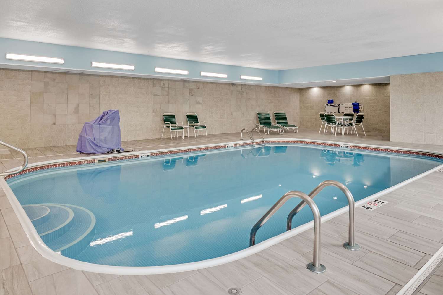 Country Inn & Suites By Radisson Grand Rapids Airport Mi 25/40