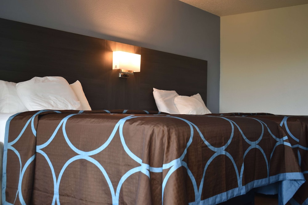 Super 8 by Wyndham Riverside AL 10/44